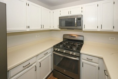 Freshly painted, immaculate 1st floor ranch unit (NO stairs) on - photo 10