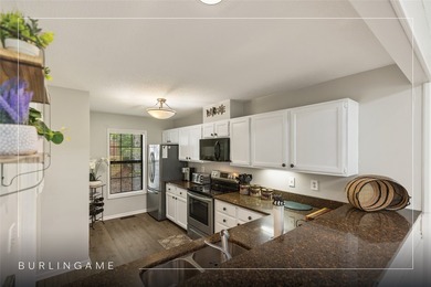 Beautifully maintained end-unit villa offering two bedrooms and - photo 3