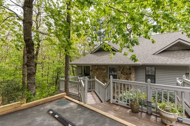Beautifully maintained end-unit villa offering two bedrooms and - photo 10