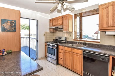 WELCOME TO 592 OAKLAND AVENUE . THIS BEAUTIFUL 3 BEDROOM - photo 6