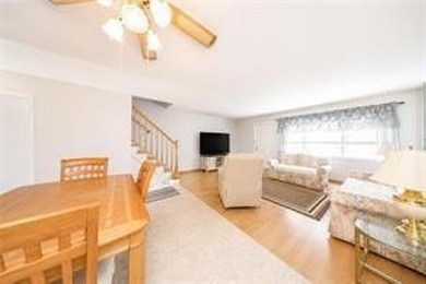 Welcome to 176 Tysens Lane, a beautifully maintained corner - photo 3