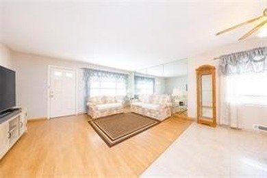 Welcome to 176 Tysens Lane, a beautifully maintained corner - photo 4