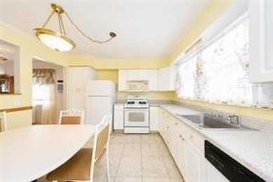 Welcome to 176 Tysens Lane, a beautifully maintained corner - photo 6