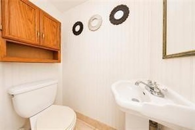 Welcome to 176 Tysens Lane, a beautifully maintained corner - photo 8