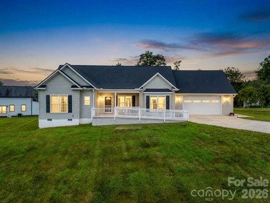 Brand new roof! 3 Bedrooms + Office, large upstairs flex space - photo 1