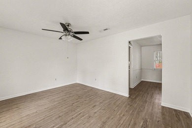 Set on a quiet street in the established Greenwood Park - photo 4