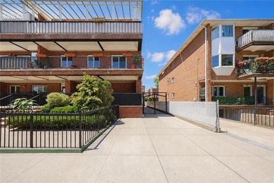 Rare-find semi-detached 3-bedroom, 2-bath condo with a private - photo 2