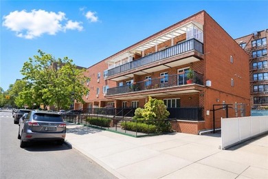 Rare-find semi-detached 3-bedroom, 2-bath condo with a private - photo 3
