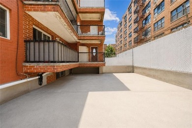 Rare-find semi-detached 3-bedroom, 2-bath condo with a private - photo 6