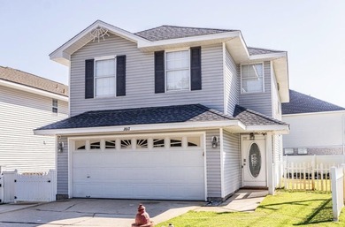 Boasting 2,288 square feet, this spacious home features 3 - photo 1