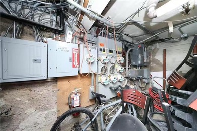 CALLING ALL INVESTORS! Prime mixed-use opportunity in the heart - photo 7