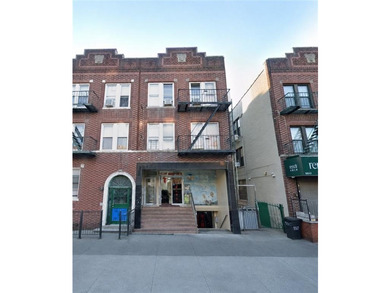 Welcome to this exceptional semi-detached mixed-use investment - photo 1