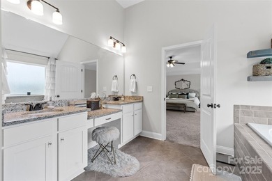 Welcome to this impeccably maintained, farmhouse-inspired - photo 21