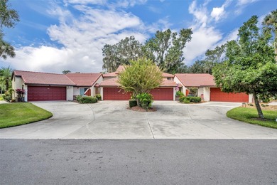 Lake Townhome/Townhouse For Sale in Yalaha, Florida