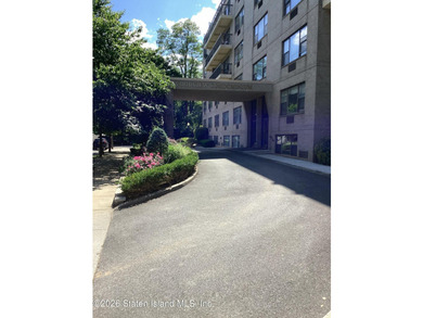 Condo in great location. Close to all transportation and - photo 1