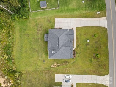 Welcome to this impeccably maintained, farmhouse-inspired - photo 37