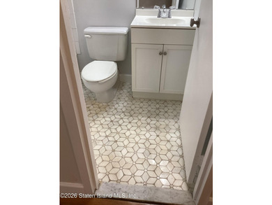 Condo in great location. Close to all transportation and - photo 9