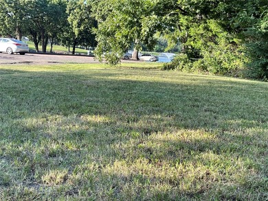 A tranquil retreat awaits on Cross Street in Greenville, Texas - photo 2