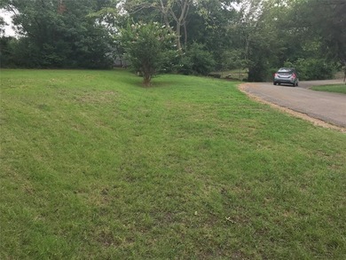 A tranquil retreat awaits on Cross Street in Greenville, Texas - photo 3