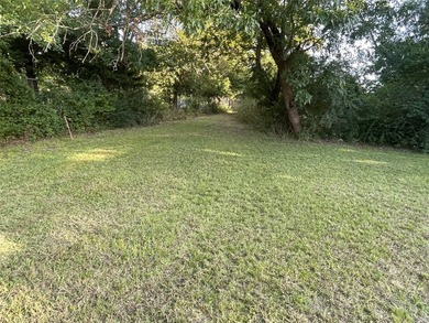 A tranquil retreat awaits on Cross Street in Greenville, Texas - photo 4