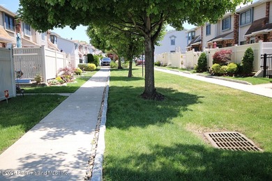 Welcome to this move-in-ready 3-bedroom, 3 bath end unit condo - photo 2