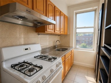 Welcome to 1012 39th St #4A! Bright walk-up condo featuring 2 - photo 4