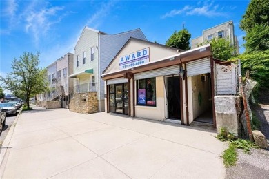 Well-maintained commercial space on a high-traffic street - photo 2