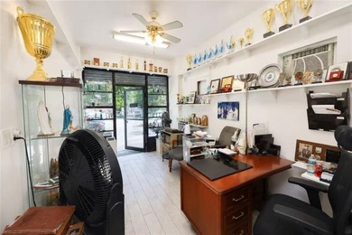 Well-maintained commercial space on a high-traffic street - photo 4