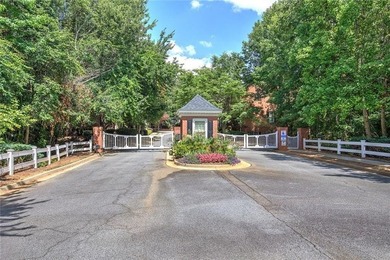 Having It All! That is what describes this stately 3 Bedroom, 3 - photo 2