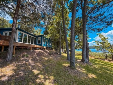 Good vibes cabin on the lake! Located in the gated and private - photo 2