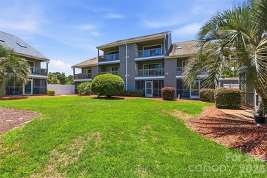 Motivated Seller!! Ground Floor Unit! This cozy 2 bedroom, 2 - photo 4