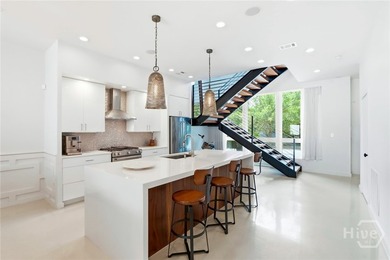 MODERN LIVING - SAVANNAH STYLE! One of Savannah's rare - photo 12