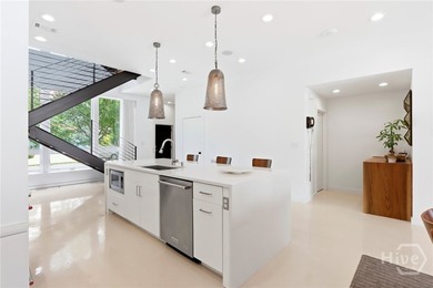 MODERN LIVING - SAVANNAH STYLE! One of Savannah's rare - photo 16