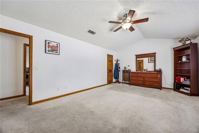 This stunning Shadowlawn Estates home boasts 4-bedroom, 2 - photo 33