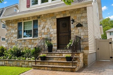 Magnificent New Dorp 1 Family Detached Gem on 44x100 lot. This - photo 2