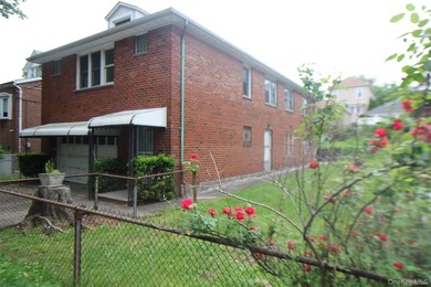 Two-story brick on a 55 x 104 lot. The top floor has 4 bedrooms - photo 3