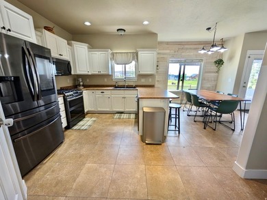 Welcome home to this beautifully maintained Eagle Mountain gem - photo 23