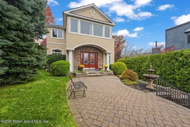 Luxury living at The Summit at Dongan Hills Colony. This - photo 2