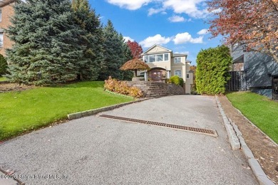 Luxury living at The Summit at Dongan Hills Colony. This - photo 6