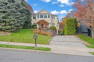 Luxury living at The Summit at Dongan Hills Colony. This - photo 8