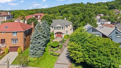 Luxury living at The Summit at Dongan Hills Colony. This - photo 9