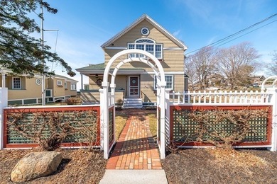Presenting a rare waterfront Eastern Pt compound spanning 3 - photo 3