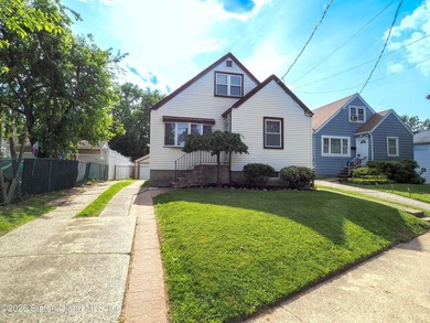 Welcome to 50 Raymond Place! An adorable well maintained 4 - photo 1