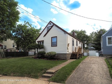 Welcome to 50 Raymond Place! An adorable well maintained 4 - photo 2