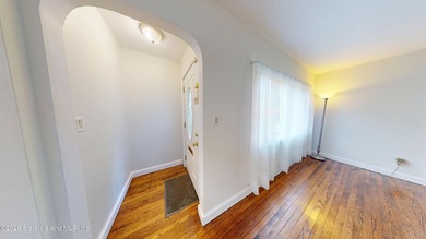 Welcome to 50 Raymond Place! An adorable well maintained 4 - photo 5