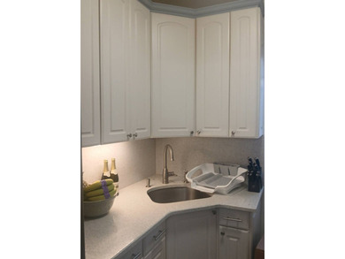 Move right into this spacious and beautifully maintained 2 - photo 1