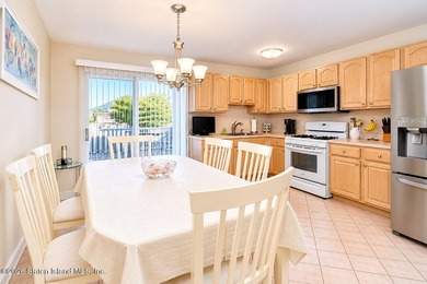 Come bring your imagination, and vision to this great townhouse - photo 4