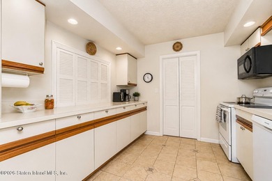 Exclusive Woodland Development - Spacious End-Unit Duplex Condo - photo 4