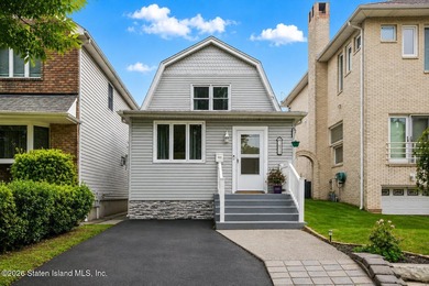 Welcome to this charming and sun-filled fully detached Colonial - photo 1