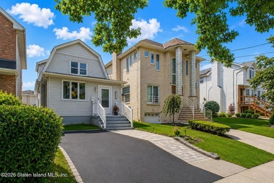 Welcome to this charming and sun-filled fully detached Colonial - photo 2